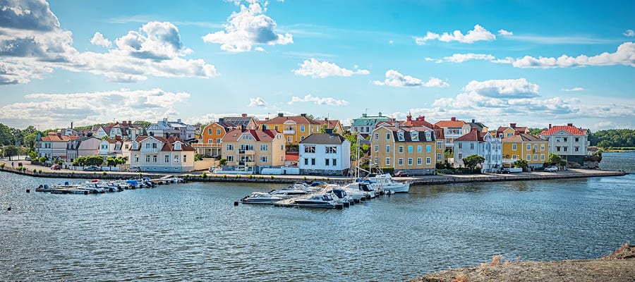 Conheça a costa colorida de Karlskrona durante um passeio guiado.